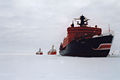 Trois brise-glace, le Yamal russe à propulsion nucléaire en tête, suivi d'homologues canadien et des États-Unis, se sont donné rendez-vous le 1er août 1994 pour tracer une route dans l'océan Arctique occidental, non loin du pôle Nord.