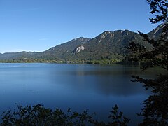 Kochelsee und Kochel am See am gegenüberliegenden Ufer