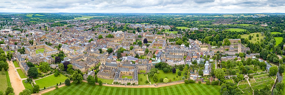 Flygbilden ovan visar en panoramavy över universitetsstaden i Oxford tagen sommaren 2016.