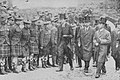 ベレーの一種タム・オ・シャンタ帽を被ったロイヤル・スコッツ兵（左側）。エジンバラに到着した皇太子裕仁親王（昭和天皇、右端）を迎えている。1921年