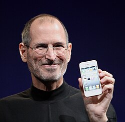 Steve Jobs 2010-ben az IPhone 4s-sel