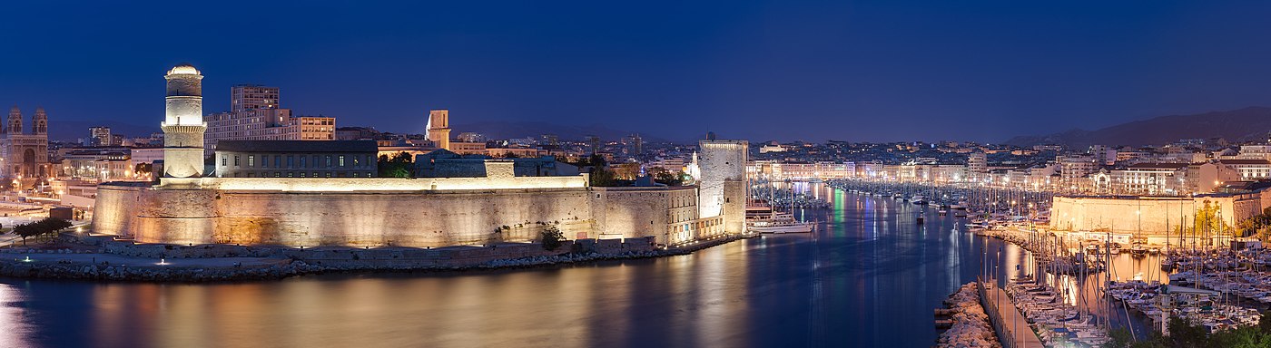 Stary Port w Marsylii, widok nocą z parku Pharo