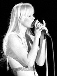 Agnetha Fältskog durante concerto com o ABBA em 1977.