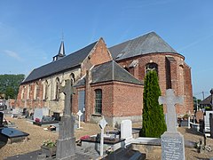 Chevet de l'église et cimetière.