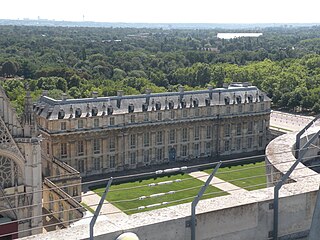 ヴァンセンヌ城から見るパヴィヨン・ドゥ・ラ・レーヌ (王妃の館) とヴァンセンヌの森 (Pavillon de la Reine et bois de Vincennes, vue du château de Vincennes)