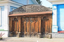 Doors and gates of a city manor, 19th century