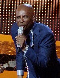 Andy Abraham esittämässä kappaletta Eurovision laulukilpailun finaalissa.