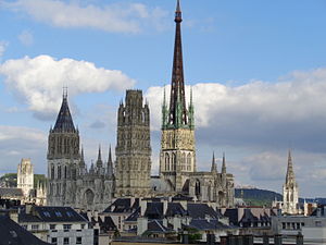 Magnífico cimborrio de la catedral de Ruan, cuya flecha hace que sea la iglesia más alta del país (151 m)