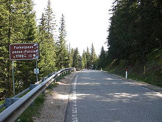 Passhöhe mit Hinweisschild