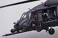 HH-60G équipé d'une mitrailleuse en sabord, d'une perche de ravitaillement et d'autres systèmes spécifiques.