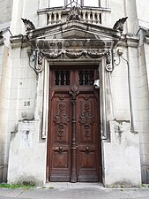 Neoclassical pediment with acroteria of a door of the Musée d'histoire naturelle - Guimet, Lyon, France, by Jules Chatron, 1879[32]