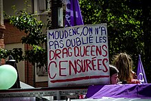 Pancarte de manifestation "Moudenc, on a pas oublié les drag queens censurées"