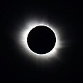 斯瓦爾巴朗伊爾城的日全食，時間為10:14:45 UTC。