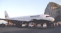 準備飛倫敦的君主航空A320客機正在上貨中（2008年3月）