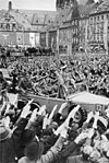 1938年10月3日，阿道夫·希特勒開車穿過埃格的人群