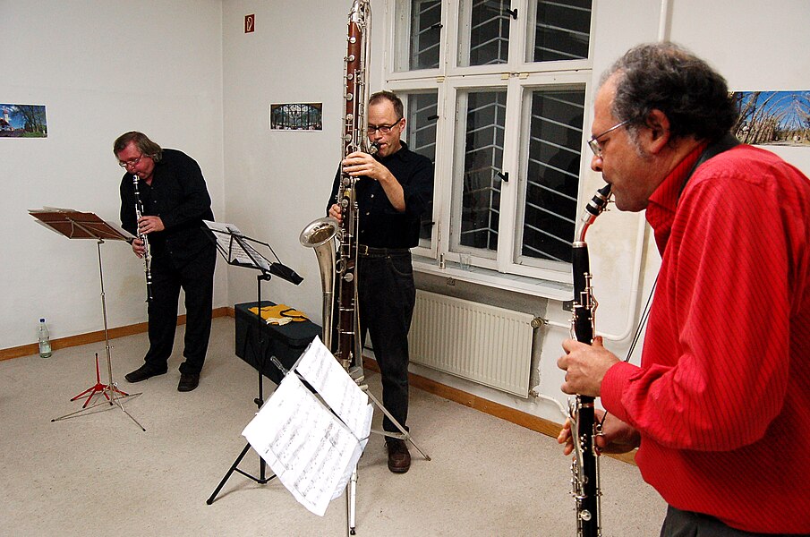 Verschiedene Instrumente der Klarinettenfamilie gespielt vom Tribal Clarinet Trio: links Tief-G-Klarinette (Theo Jörgensmann), mittig Kontrabassklarinette (Ernst Ulrich Deuker), rechts Bassetthorn (Etienne Rolin)