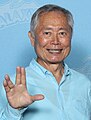 George Takei fa il saluto vulcaniano al GalaxyCon di Raleigh nel 2019