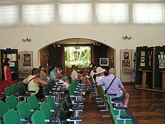 salle d'exposition et de conférence à l'intérieur du musée ;