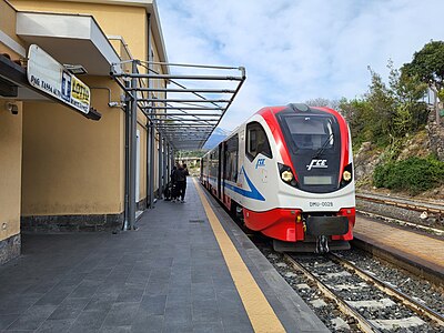 L'autotreno FCE DMU 002 alla stazione di Paternò, 7 aprile 2023.