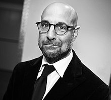 Photo en noir et blanc d’un homme chauve portant des lunettes