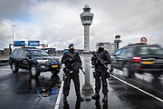 Pasukan Marsose dan mobil patroli Toyota Land Cruiser berjaga di Bandara Schiphol