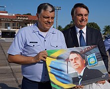 Marcelo Azeva presenteando o Presidente Jair Bolsonaro