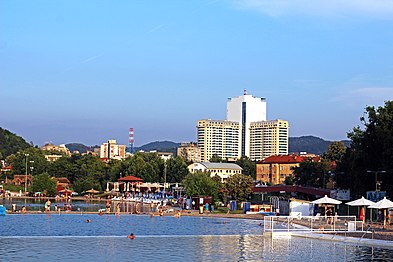 Pamje panoramike e ndërtesës së Hotel Mellain nga Liqenet Panoniane.