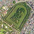 De Daisen-kofun is sleutelgatvormig en heeft een met water gevulde gracht, het is de tombe van Nintoku