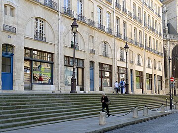 Les escaliers corrigeant la différence de niveau ; en arrière-plan l'église Saint-Gervais-Saint-Protais.