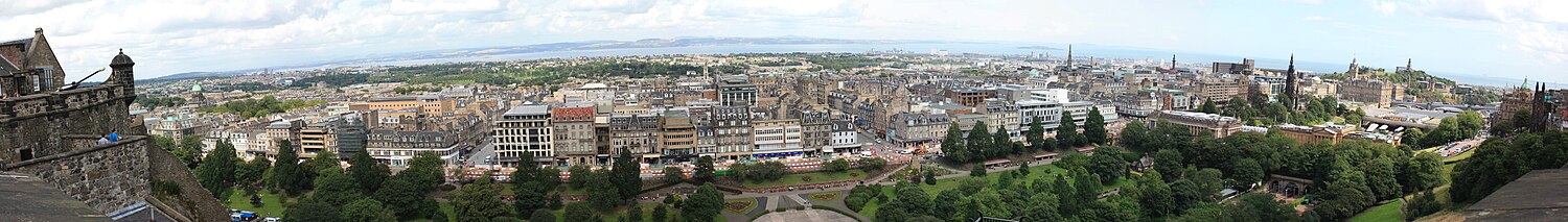 Edinburgheko Hiri Berria, Princes Street kalea eta Princes Street Gardens parkearen ikuspegia Edinburgheko gaztelutik ikusita.