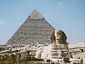 Den store sfinksen i Giza sørvest for Kairo er fra ca. 2500 f.Kr. Monumentet viser et fabelvesen fra egyptisk mytologi med løvekropp og menneskehode iført klaft eller nemes.