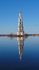 Le clocher de l'église Saint-Nicolas de Kaliazine submergée.