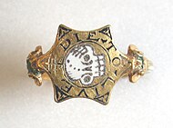 Memento mori ring, with enameled skull and "Die to Live" message (between 1500 and 1650, British Museum, London)