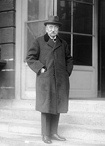 Stephen Pichon dans la cour d'honneur du Sénat en 1920.