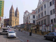 Vue de la cathédrale Saint-Michel, siège du diocèse de Qingdao.