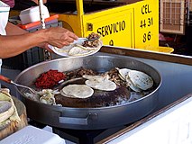 Tacos con carne de suadero preparados en un puesto de tacos en México