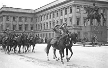 Artiglieria di cavalli tedesca che sfila davanti al Palazzo, autunno 1939