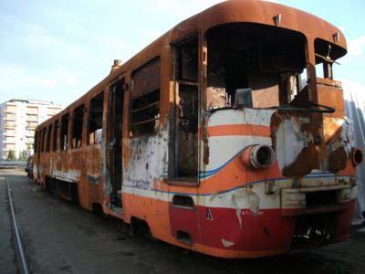 L'automotrice FCE ADe 10 (serie ADe 07-10) distrutta da un incendio, accantonata al deposito locomotive di Catania, 2 ottobre 2010.