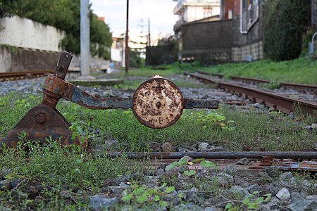 Un macaco ferroviario, appartenente al deviatoio manuale della stazione di Misterbianco della Ferrovia Circumetnea.