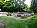 Les ruines de la morgue du camp.