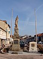 Place de l'Eglise avec monuments.