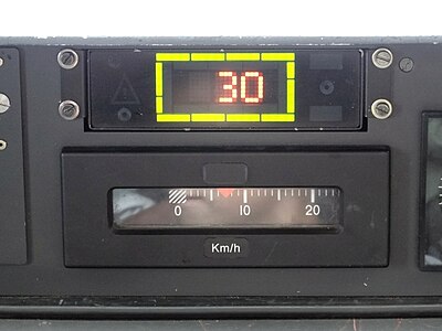 Indicateur SACEM sur le pupitre de conduite d'un élément MI 2N Altéo : la vitesse limite autorisée est de 30 km/h.