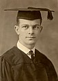 Den amerikanske kemiker Linus Paulings eksamensportræt fra Oregon Agricultural College 1922. Pauling er iført akademisk dragt med kappe og square academic cap.