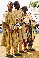 Hommes nigérians Yoruba d'origine Kwara, portant des vêtements traditionnels et jouant de la batterie