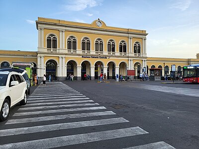 La stazione di Catania Centrale, vista in prossimità della piazza Papa Giovanni XXIII, 20 ottobre 2023.