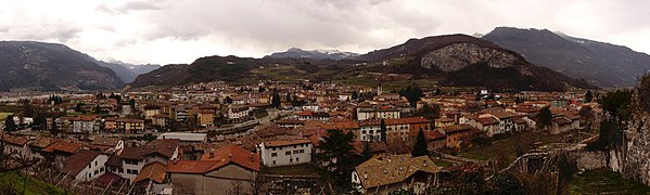 Mori mit dem Vallagarina (links) und dem Monte Altissimo di Nago (rechts im Hintergrund), davor der Monte Giovo