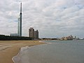 la nubskrapulo Fukuoka Tower, vidate de la marbordo