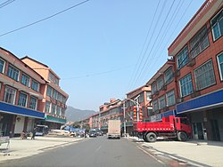 龙田镇S311省道两旁的居民楼。