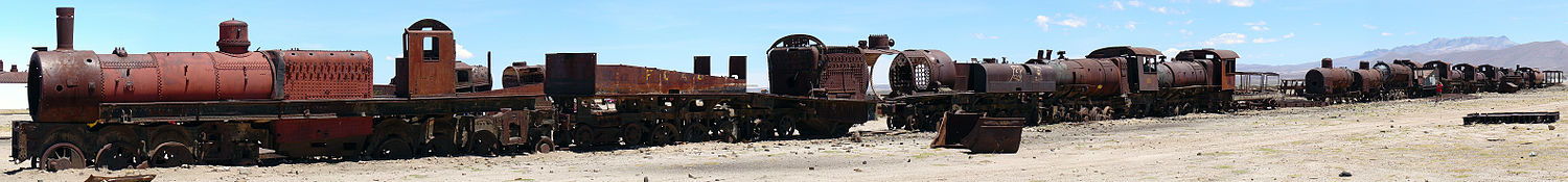 Tombejo de trajnoj proksime de urbo Uyuni