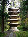 羽黒山的五重塔，位于山形县鹤冈市，建造于平安时代